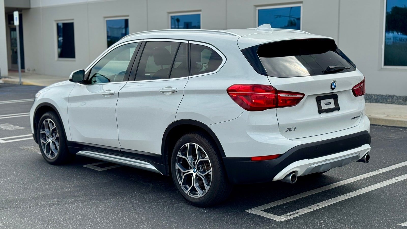 White BMW X1, photo 2 of 4