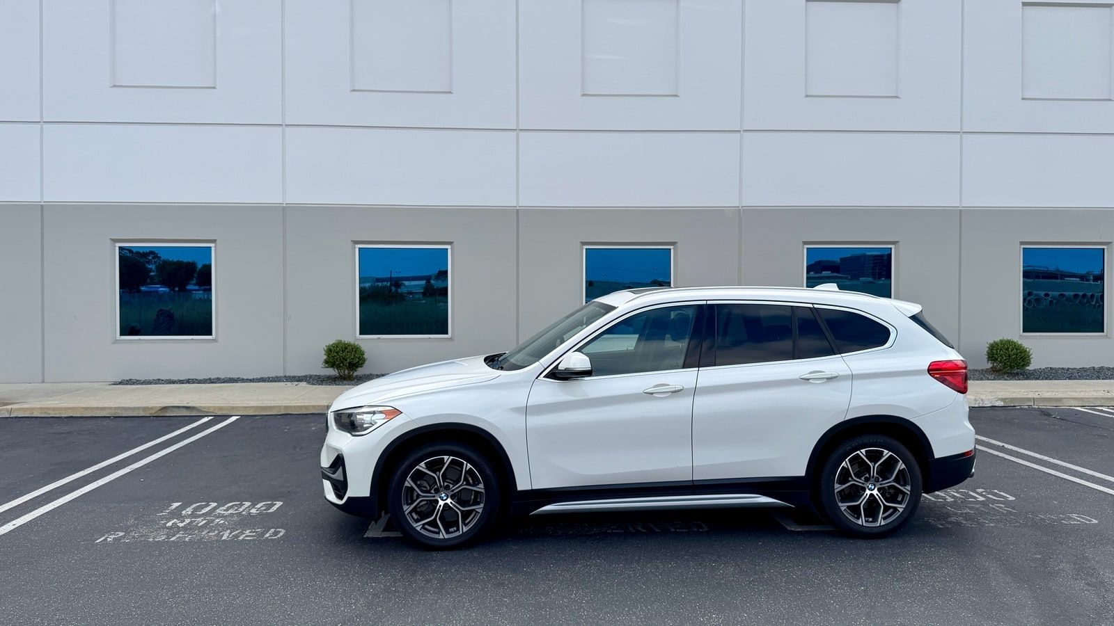 White BMW X1, photo 3 of 4