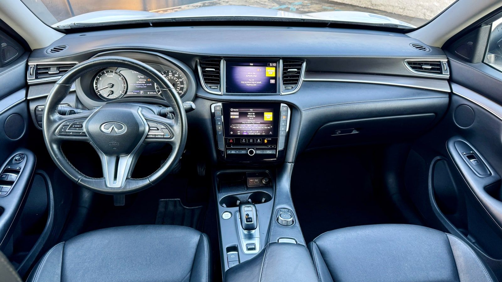 Dashboard and centre console of the Infiniti QX50