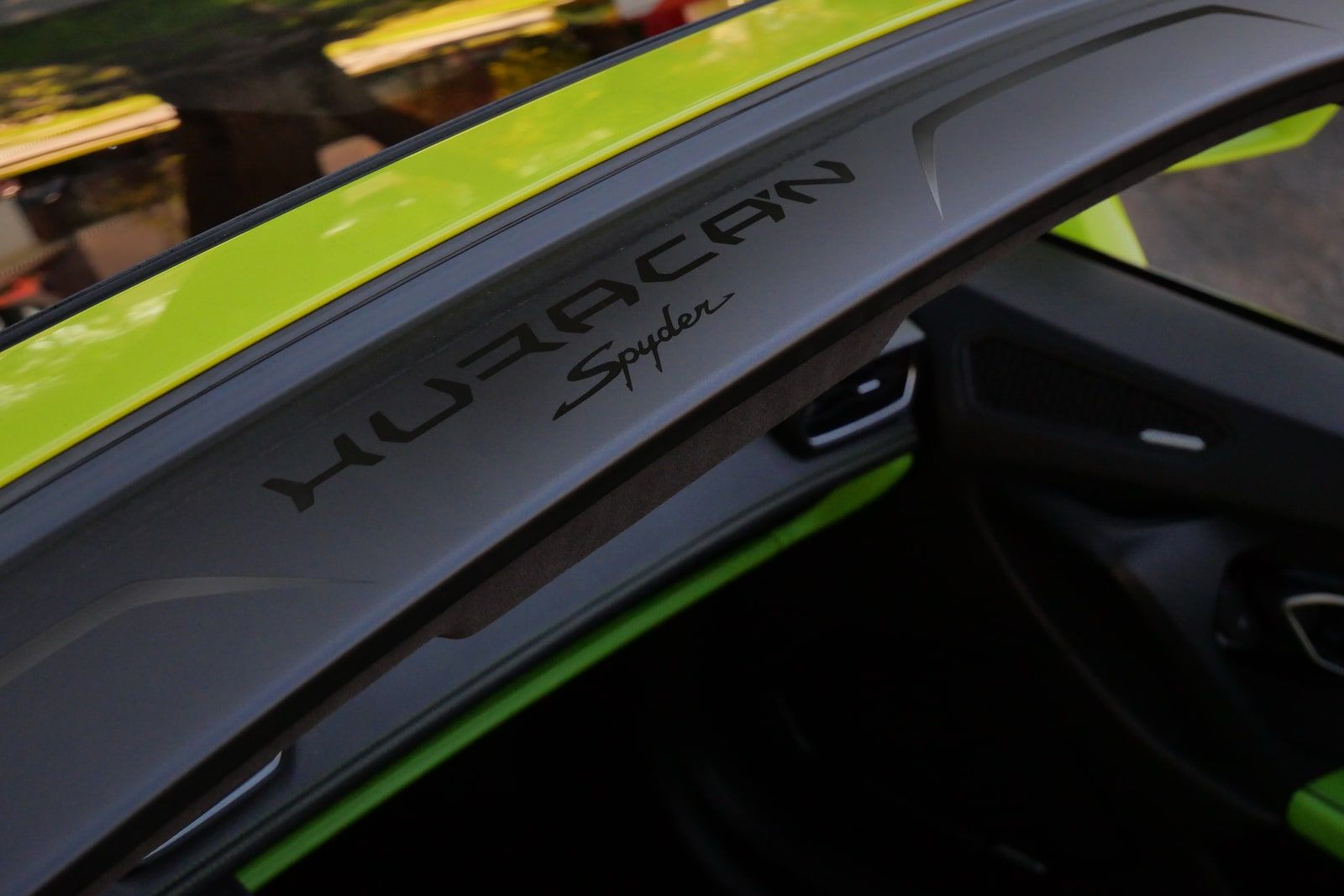 HURACÁN Spyder script on the trim above the door of a green Lamborghini Huracán Evo Spider