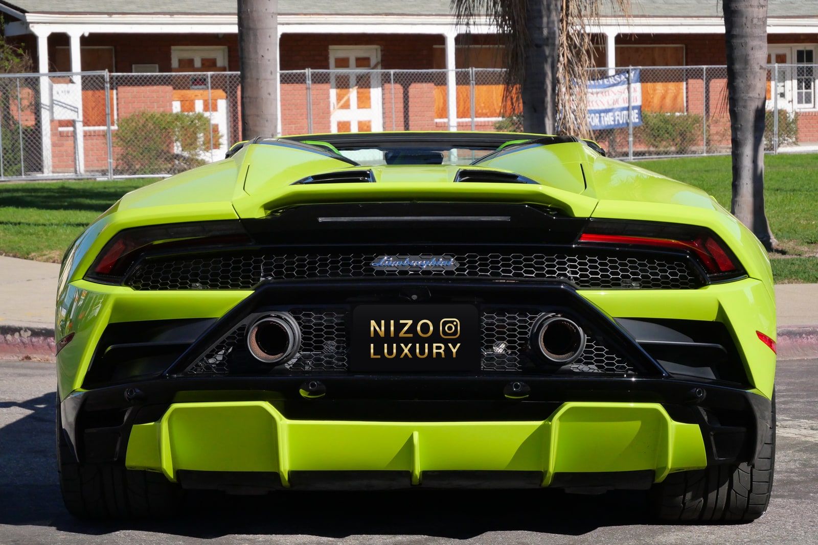 Rear of the green Huracán Evo Spyder with its diffuser and twin exhausts