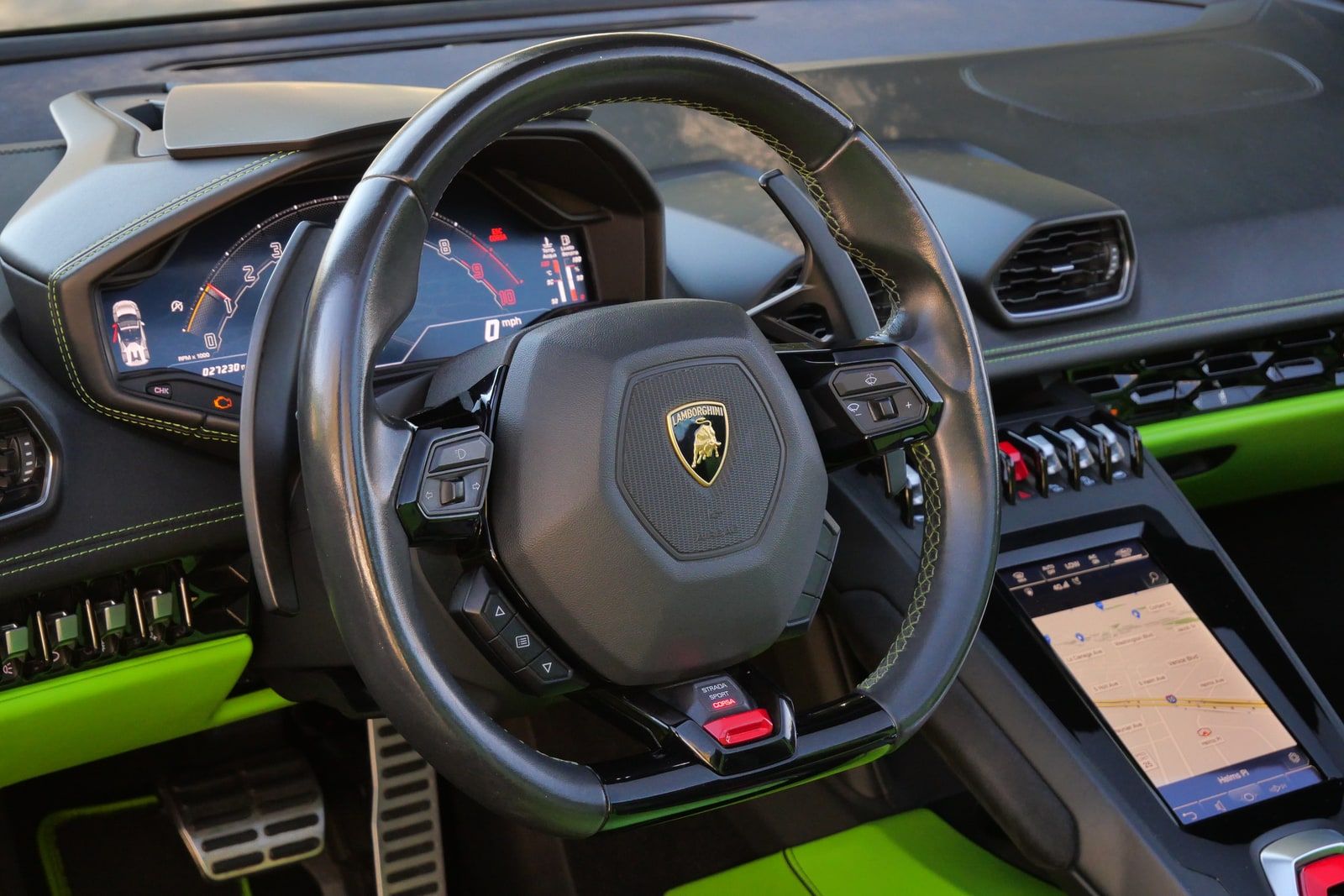 Steering wheel and digital instrument display of the Huracán Evo Spyder