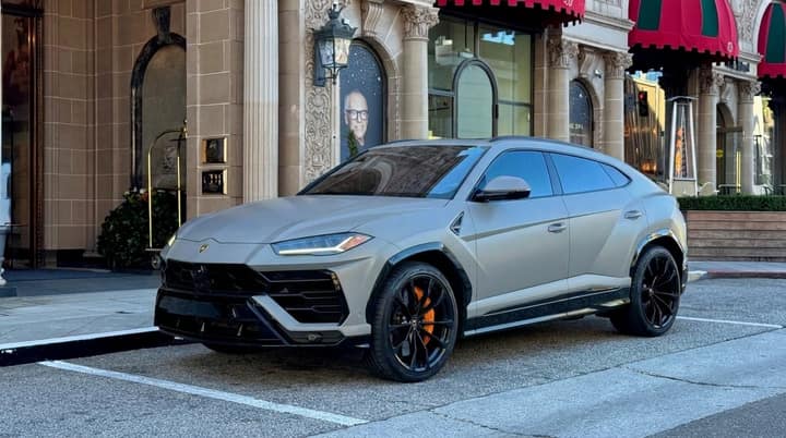 Grey Lamborghini Urus SE