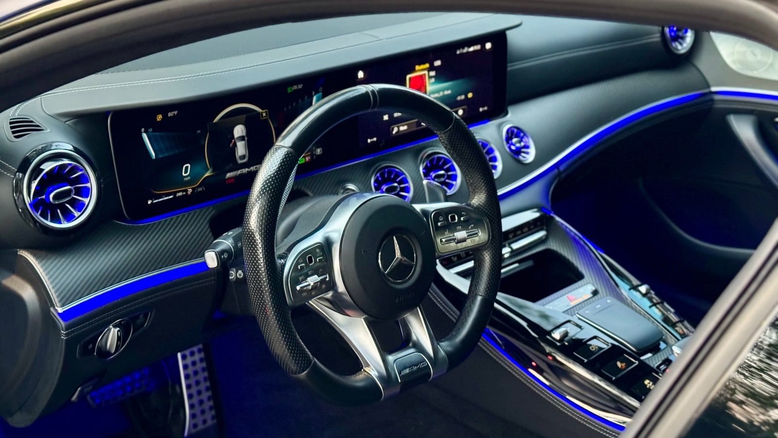 Steering wheel and instrument display of the Mercedes-AMG GT 43