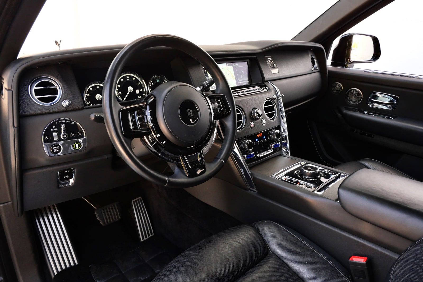 Dashboard and steering wheel of the Rolls-Royce Cullinan