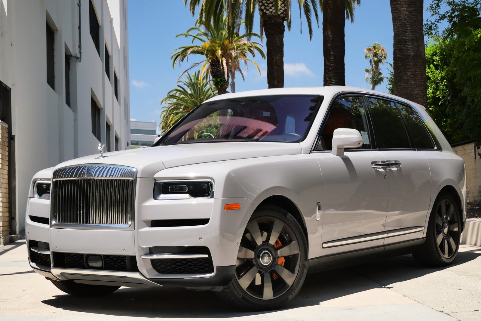 White Rolls-Royce Cullinan, photo 1 of 6