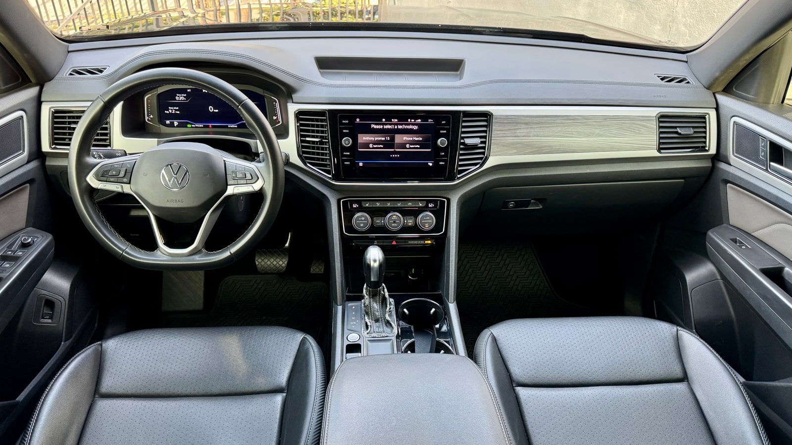 Dashboard and centre screen of the Volkswagen Atlas Cross Sport