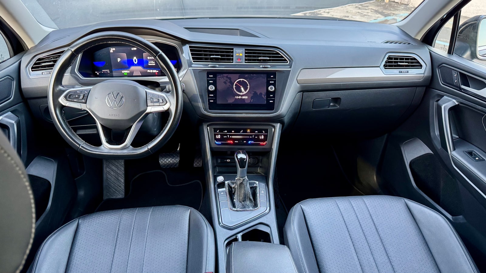 Dashboard and front seats of the Volkswagen Tiguan
